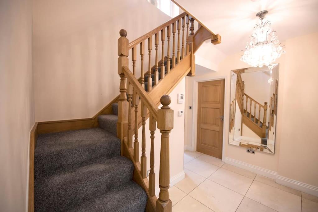 Luxury 6 Bedroom House With Parking - Northwood Northwood  Exterior foto